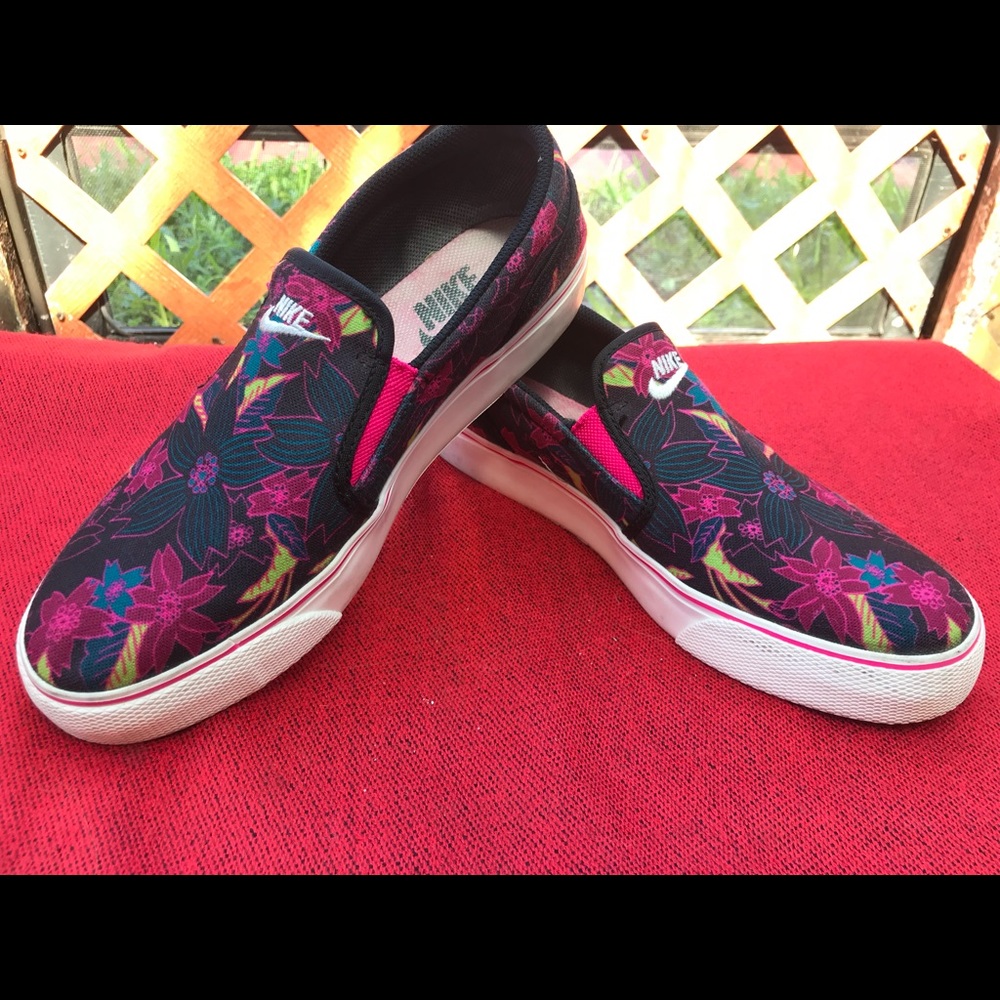 Nike Floral Shoes 🌸